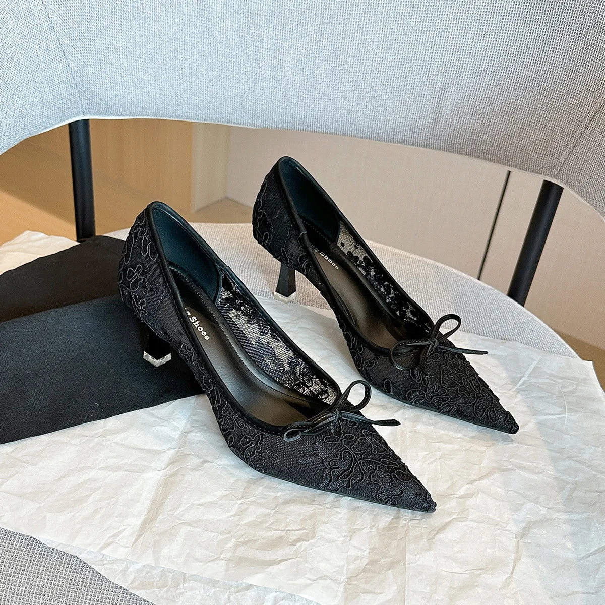 Pumps Women's 2026 Spring New Lace Pointed Bow Mesh Fine Heel Light Mouth Solid Color Temperament Elegant Banquet Women's Shoes