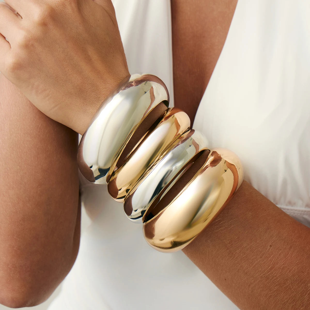 Salircon 4Pcs/set Vintage Simple Round Chunky Bangles Women Punk Hip Hop Gold Color Geometric Wide Bangles Bracelet Jewelry Gift