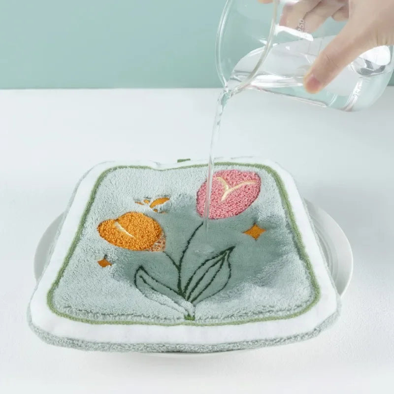 1PC The Flower Shape Is Not Smelly or Moldy The Hand Towel Can Be Hung The Thickened Absorbent Coral Velvet Small Square Towel